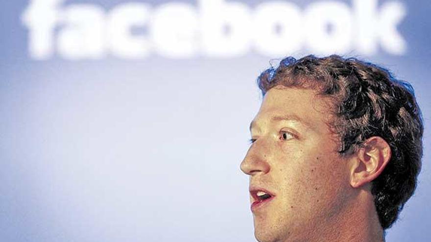 La empresa Facebook, que dirige Mark Zuckerberg, fue la primera en borrar de la red las polémica imágenes.