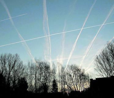 Nos fumigan con la estela de los aviones