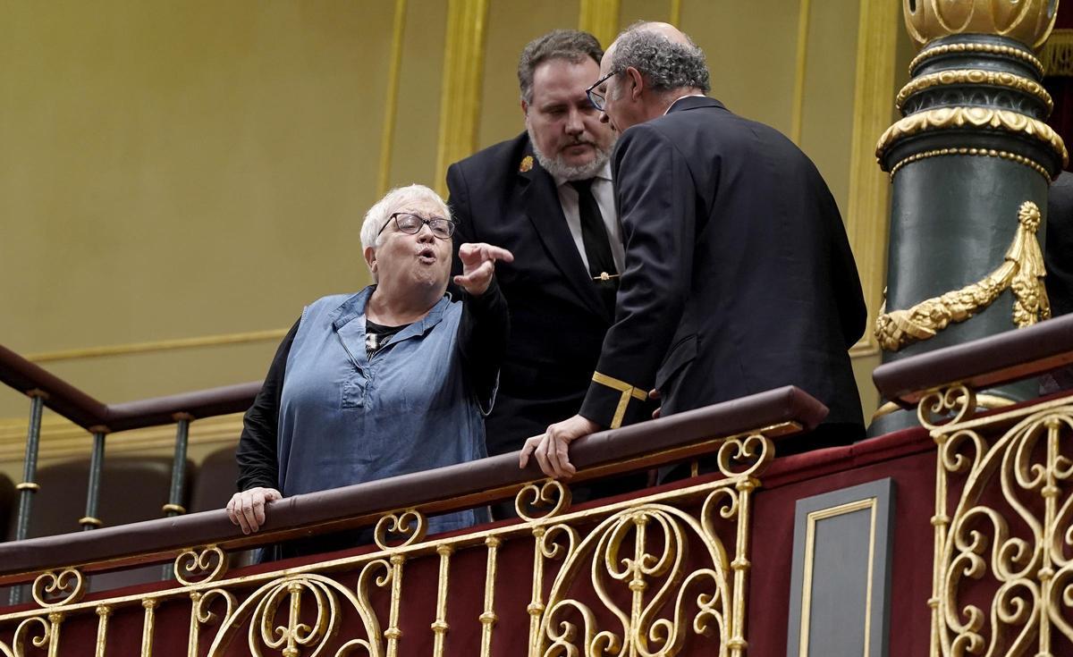 Una mujer protesta contra PP y Vox tras no apoyar estos partidos la revalorización de las pensiones.