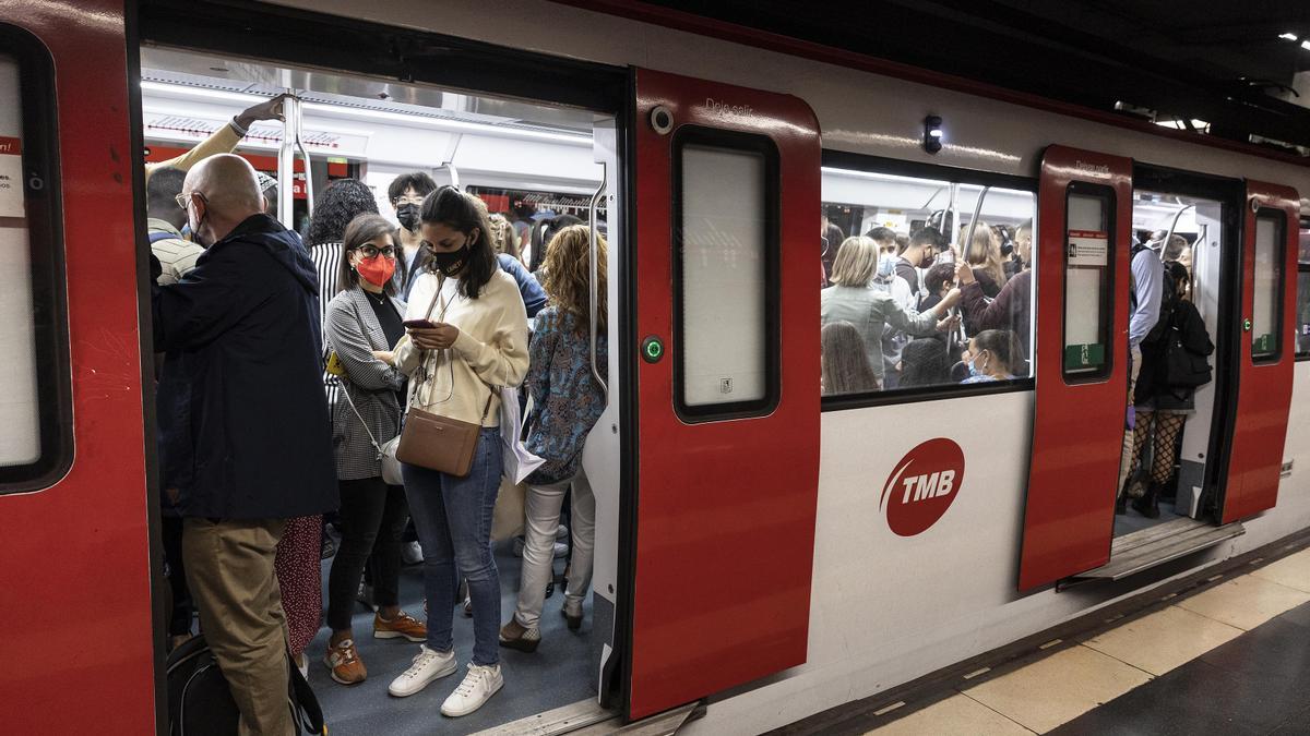 Aglomeraciones en la L1 de metro en Sant Andreu.