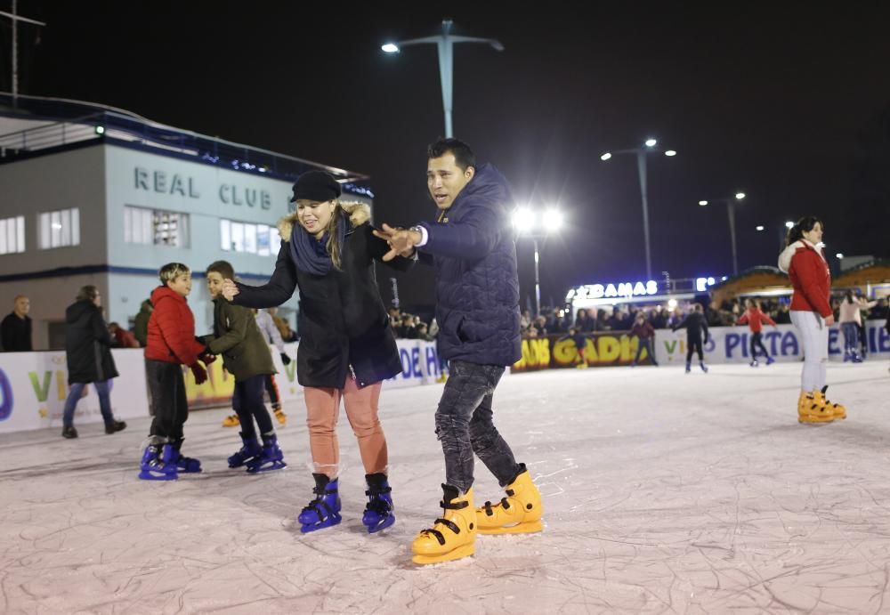 La ciudad inaugura la pista de patinaje al aire libre frente a las instalaciones del Real Club Náutico.