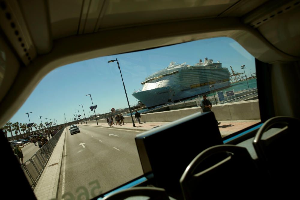 El Symphony of the Seas atraca en Málaga