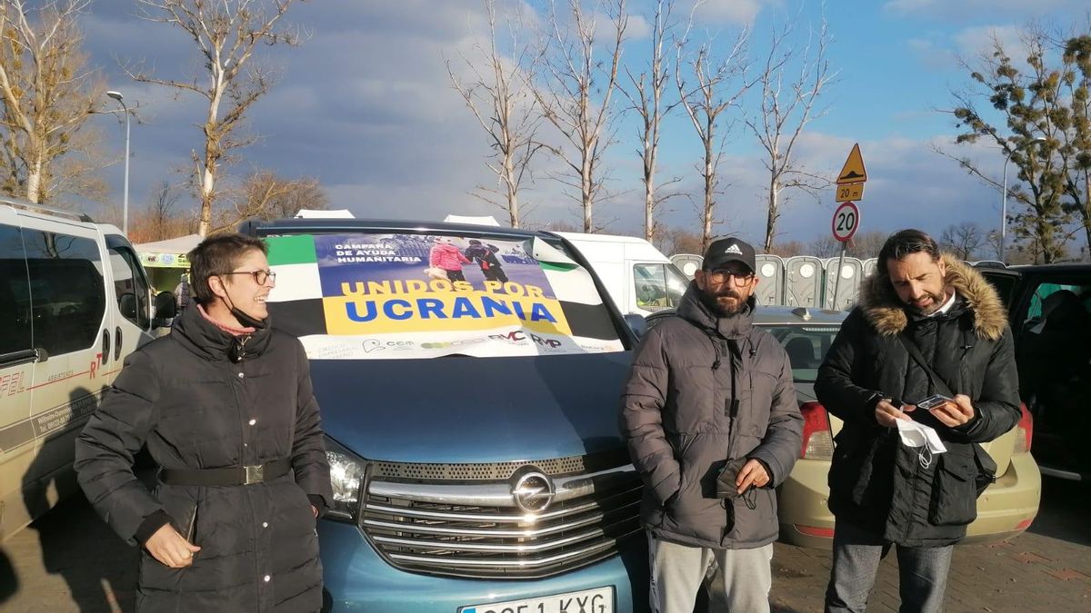 Parte de la expedición cacereña, el jueves a su llegada al campamento de refugiados de Przemýsl (Polonia)