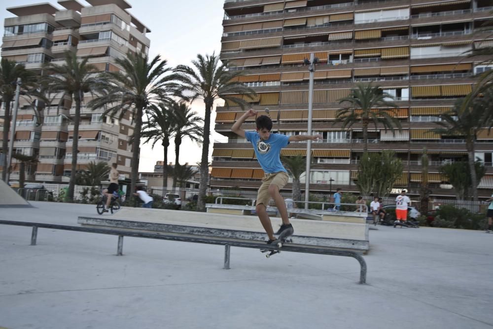 Los monopatines se adueñan de la Playa de San Juan