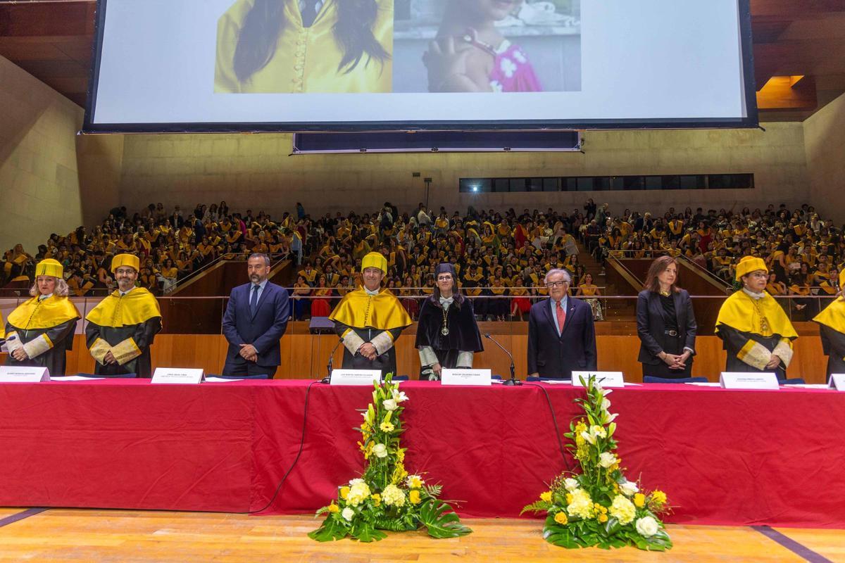 Trescientos alumnos de Medicina de la USC se gradúan con Victoria Sampayo y Andrés Soto como padrinos de la promoción Trescientos alumnos de Medicina de la USC se gradúan con Victoria Sampayo y Andrés Soto como padrinos de la promoción