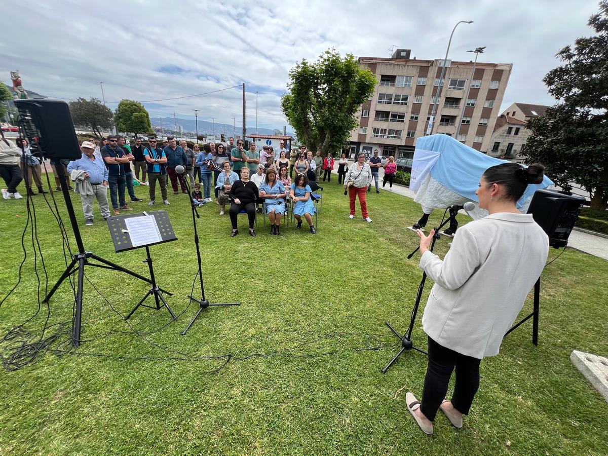 A alcaldesa de Moaña, Leticia Santos, diríxese aos asistentes ao acto inaugural.