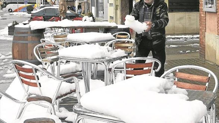 El temporal deja gruesos históricos de nieve en cotas bajas de Cataluña