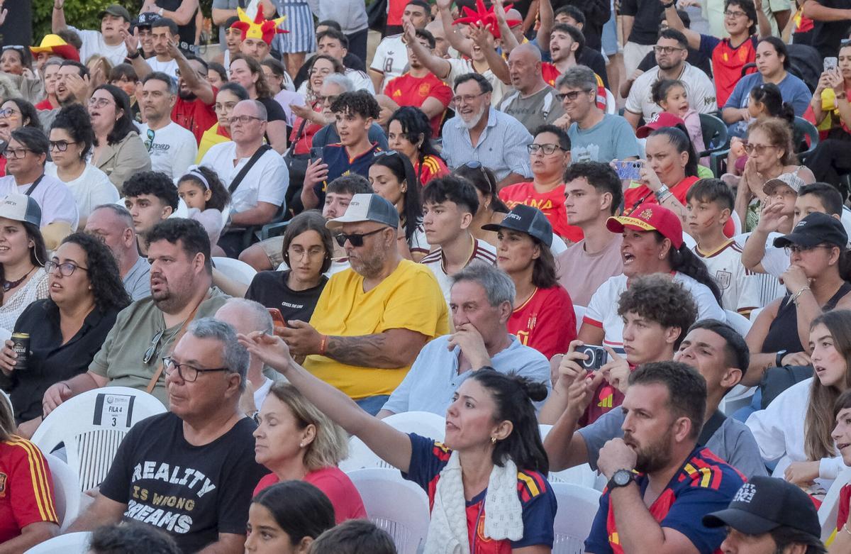 Ambiente del España-Bélgica de cuartos de final del Mundial 2026 en Plaza Don Benito Ambiente del España-Bélgica de cuartos de final del Mundial 2026 en Plaza Don Benito