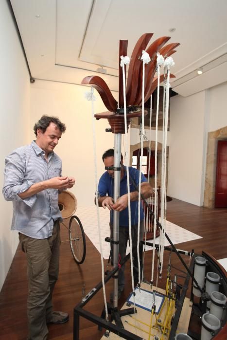 Montaje de la exposición de instrumentos musicales de Les Luthiers