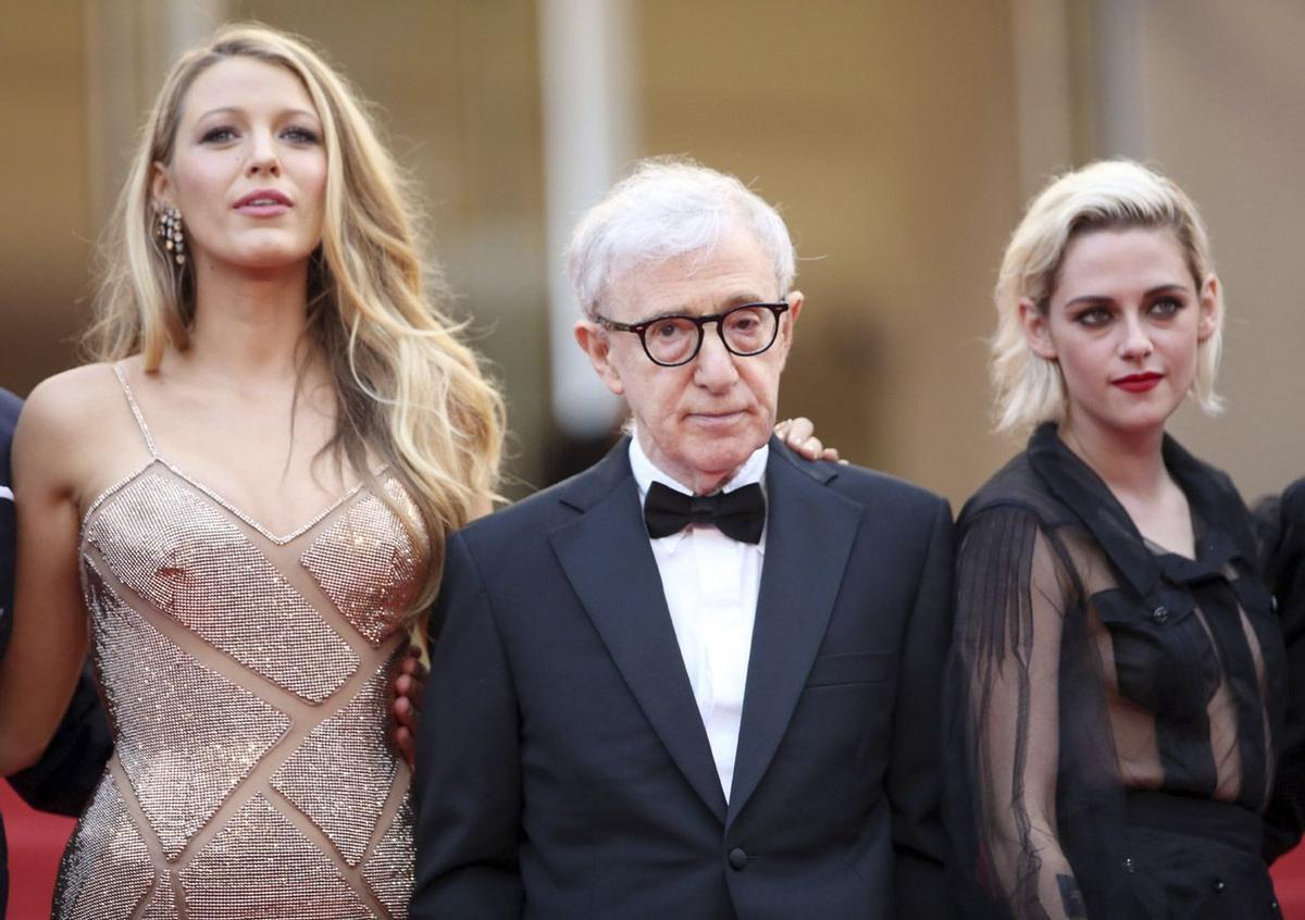 Ceremonia de Apertura de Cannes 2016: Woody Allen posa con Blake Lively y Kristen Stewart