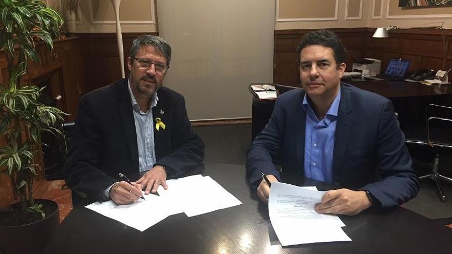 Josep Maria Canudas i Carles Aleman signant l&#039;acord d&#039;ampliació