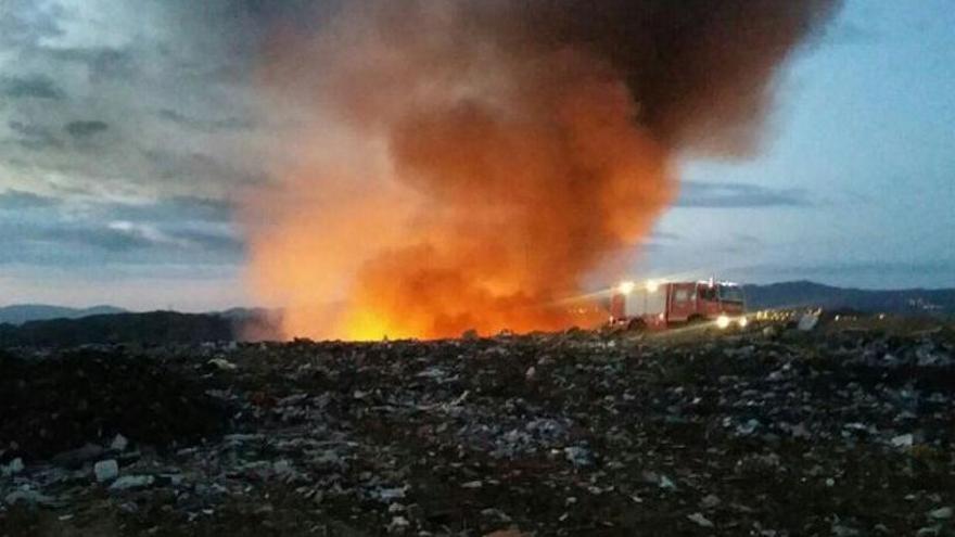 Incendi a l&#039;abocador de Can Mata, als Hostalets de Pierola