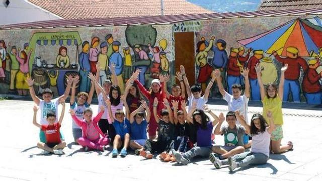 Alumnos de 5º de Primaria ante la pintura del atrio de A Peregrina. // Gonzalo Núñez
