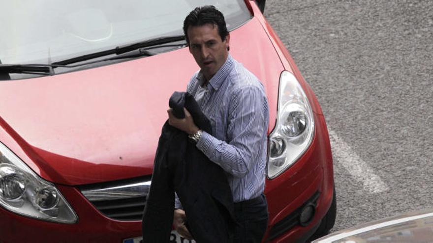 Emery junto a un coche.