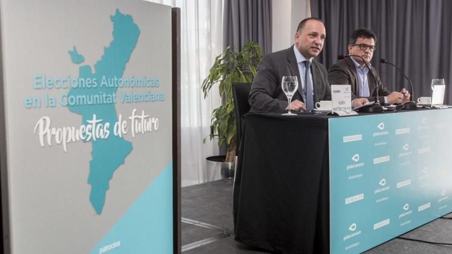 El candidato autonómico de Podemos a la Generalitat junto al director del club INFORMACIÓN, ayer durante la ponencia.