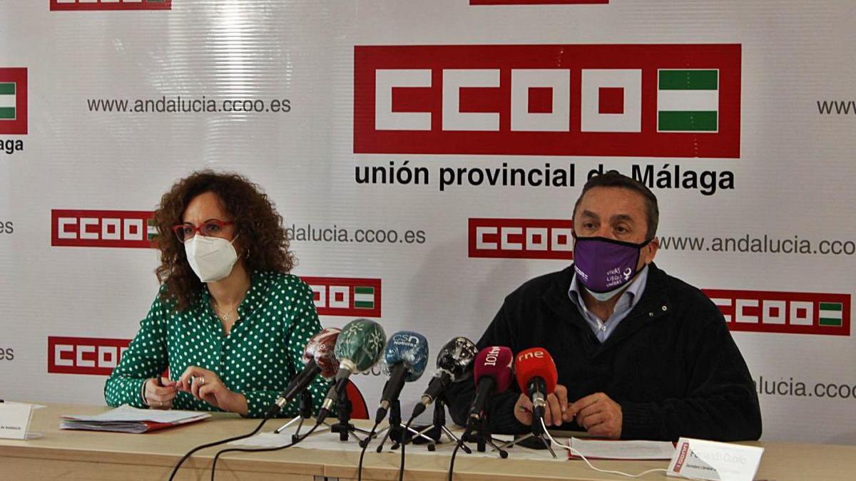 Nuria López y Fernando Cubillos, ayer en la sede de CCOO en Málaga.