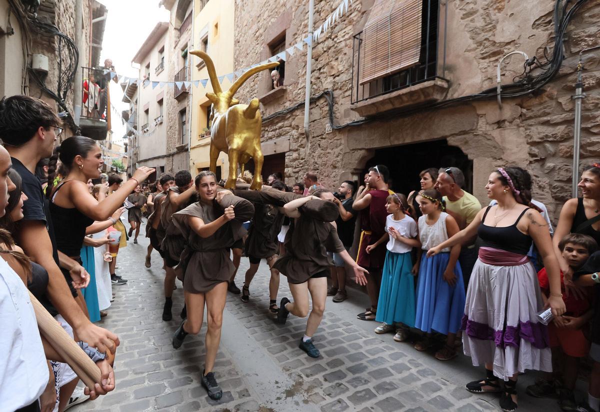 Les millors imatges de la cercavila de la Cabra d'Or, a Moià