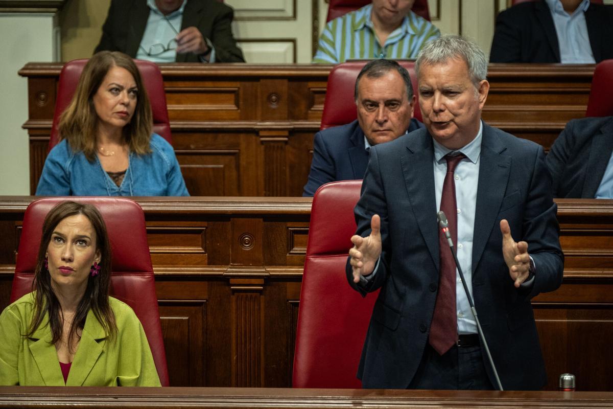 Pleno del Parlamento de Canarias Preguntas de control al presidente Fernando Clavijo sobre la crisis sanitaria del MV Hondius. Al resto de consejeros se les preguntará y comparecerán para abordar otros asuntos.