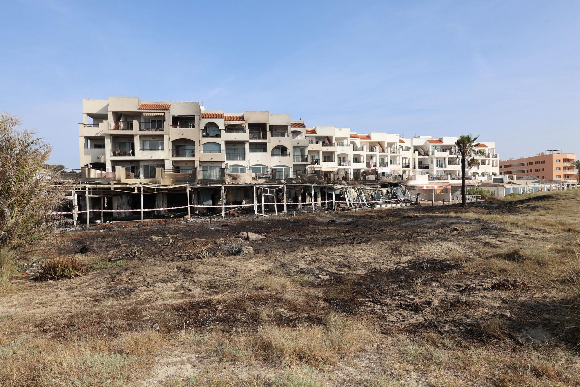 Todas las imágenes del devastador incendio en una zona de ocio de Ibiza
