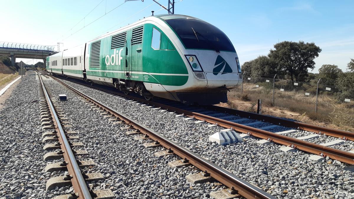 Un tren realiza pruebas en las vías listas para la alta velocidad entre Plasencia y Badajoz.