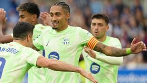 Raphinha, al mig, celebra un gol amb Lewandowski. | CÉSAR MANSO / AFP