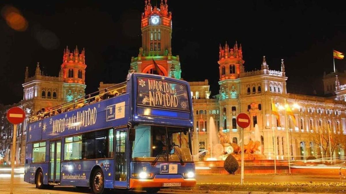 El Ayuntamiento de Madrid y la Cibeles, iluminadas con los colores navideños