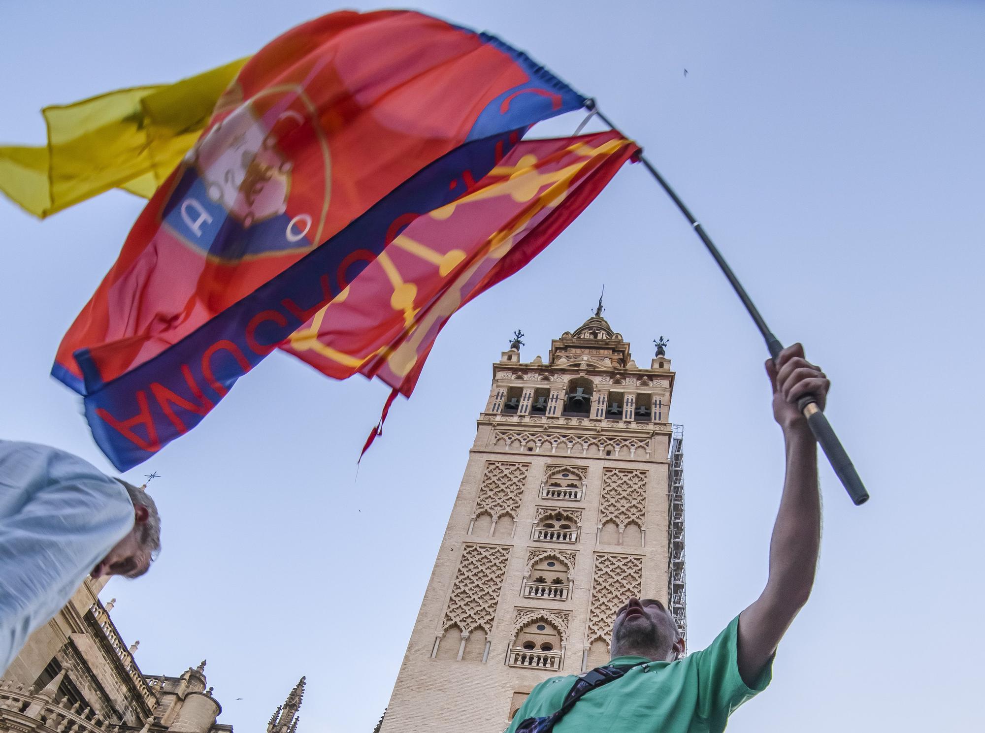 Aficionados de Osasuna en Sevilla, en la previa de la final ante el Real Madrid.