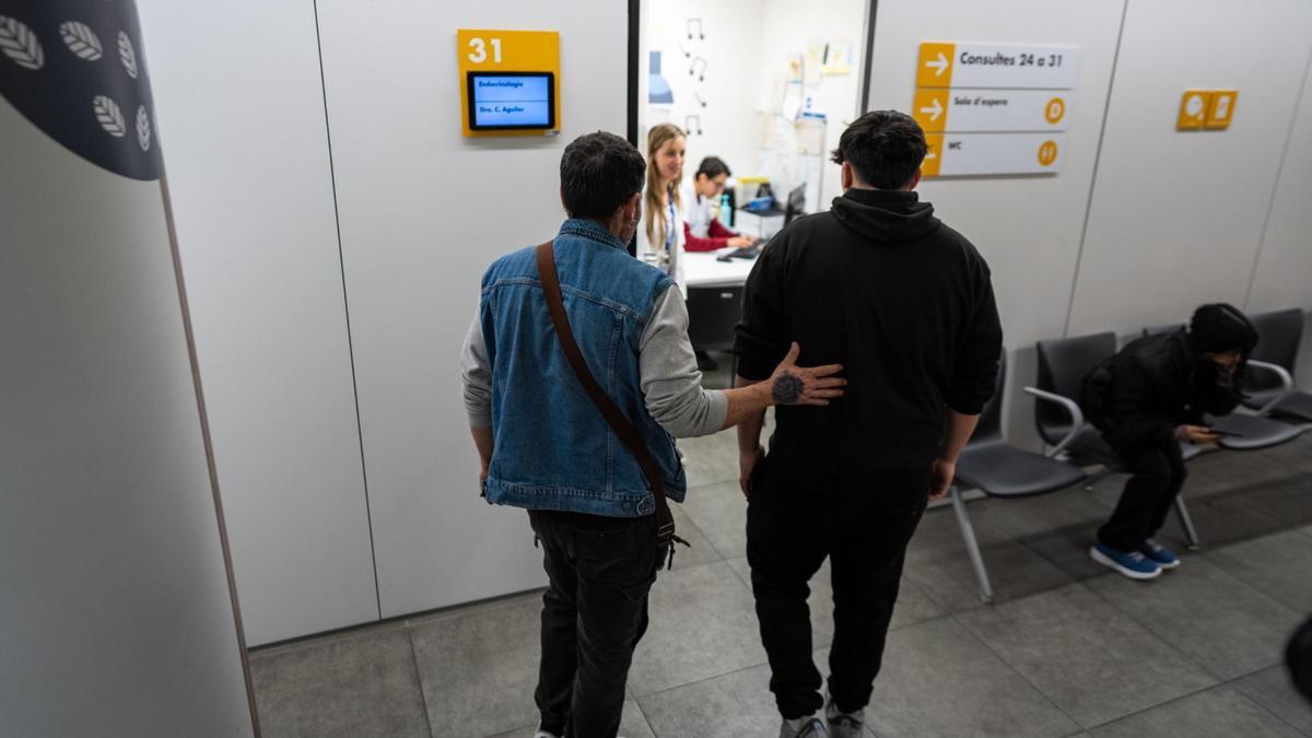 Javi y su hijo, Aníbal, entran en la consulta de Vall d'Hebron especializada en obesidad infantil.