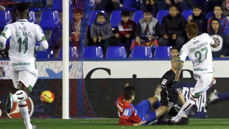 Peñaranda remata a portería en uno de sus goles de ayer.