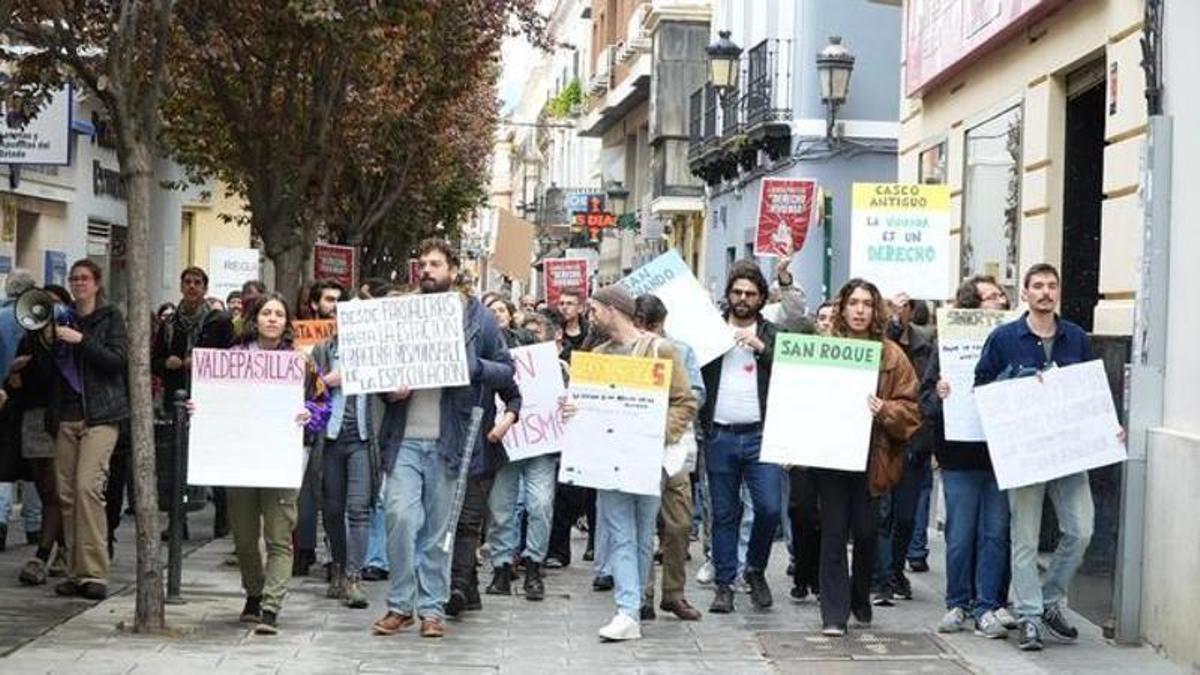 Participantes en una manifestación anterior por la vivienda, en abril de 2025 en Badajoz.