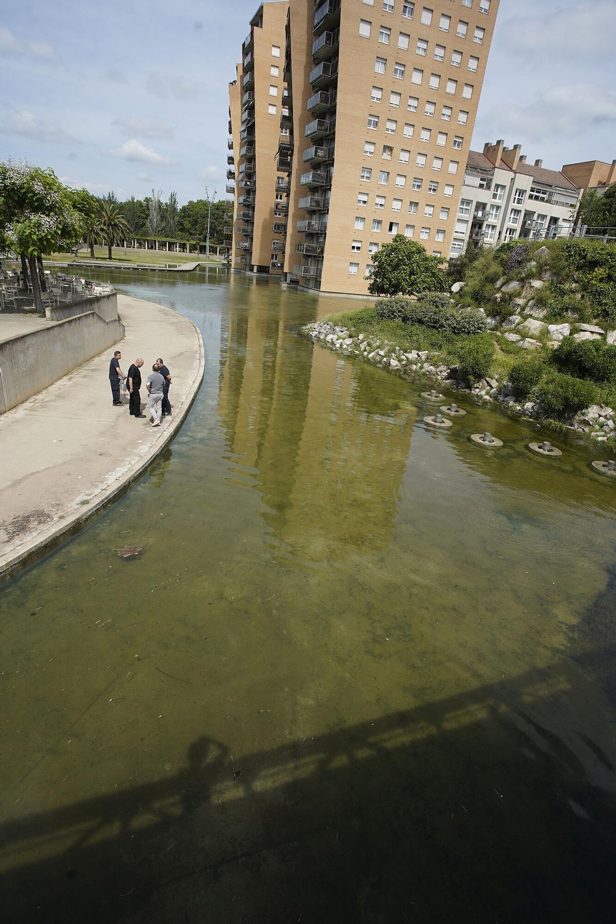 Girona parc Migdia estany ple aigua operaris neteja manteniment