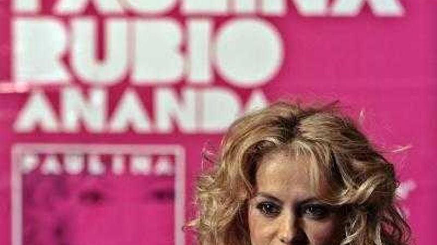 La cantante mexicana Paulina Rubio saluda a los fotógrafos antes de una rueda de prensa con motivo de su visita a Argentina en el marco su gira &quot;Amor, Luz y Sonido&quot;, en la que presenta su nuevo disco &quot;Ananda&quot;, en Buenos Aires, Argentina.