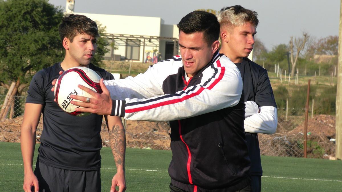 Maxi Gómez, entrenando en vacaciones con el Paysandú.