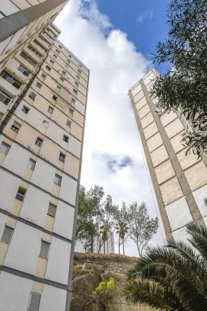 28-04-20  LAS PALMAS DE GRAN CANARIA. BARRIO DE TRES PALMAS. LAS PALMAS DE GRAN CANARIA. Humedades en uno de los Bloque del barrio de Tres Palmas por la rotura de una tubería y que esta afectando a varias viviendas.  Fotos: Juan Castro.  | 28/04/2020 | Fotógrafo: Juan Carlos Castro