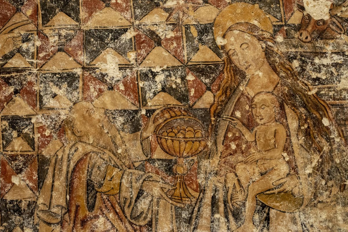 Parte de la representación, en el mural derecho, de la adoración de los Reyes Magos.