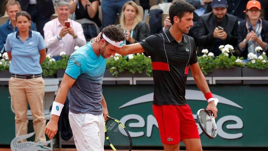 Djokovic felicita a Cecchinato al final del partido que ambos disputaron ayer.
