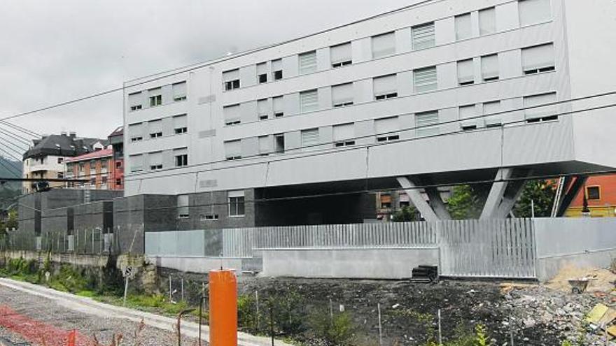 El nuevo cuartel de la Guardia Civil en Langreo, situado en la calle La Unión de La Felguera.