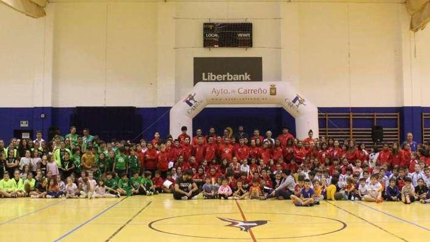 Foto de familia durante la presentación de las escuelas deportivas y guardería deportiva, en la tarde de ayer, en el polideportivo candasín.