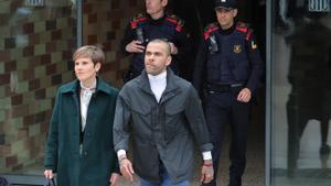 Dani Alves sale en libertad provisional, flanqueado por su abogada Inés Guardiola, de la prisión Brians 2 en San Esteban Sesroviras, cerca de Barcelona.