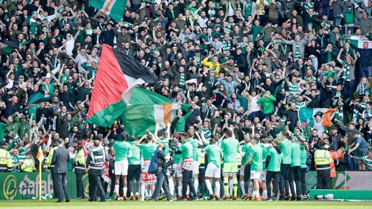 Los jugadores del Celtic, celebrando el título con su afición