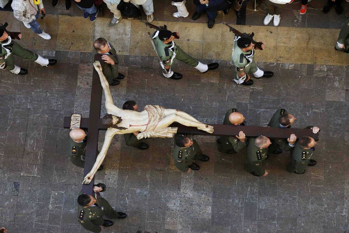 Traslado del Cristo de Ánimas de Ciegos por la Brigada Paracaidista por las calles del casco histórico este 1 de abril de 2026