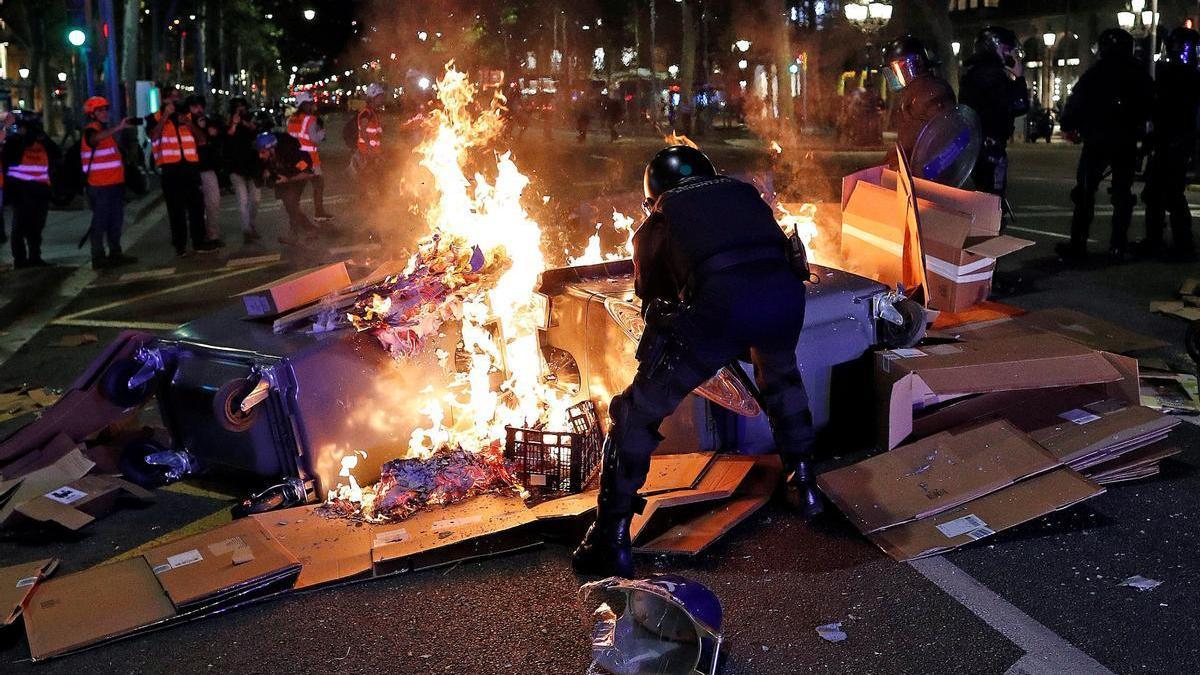 Mosos d'Esquadra, en una protesta de los CDR en Barcelona.