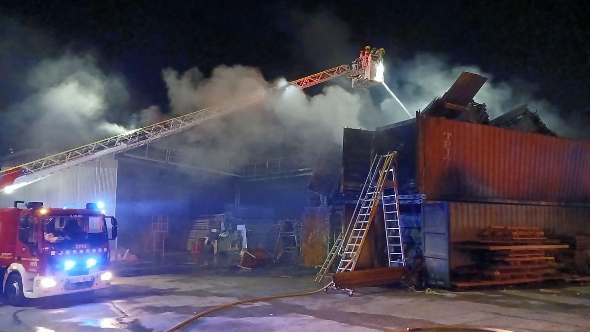 Els Bombers actuant en els contenidors de la nau afectada per l'incendi a Abrera