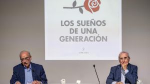 Alfonso Guerra acompaña al ex ministro de Presidencia de Felipe González, Virgilio Zapatero, en la presentación de su libro.