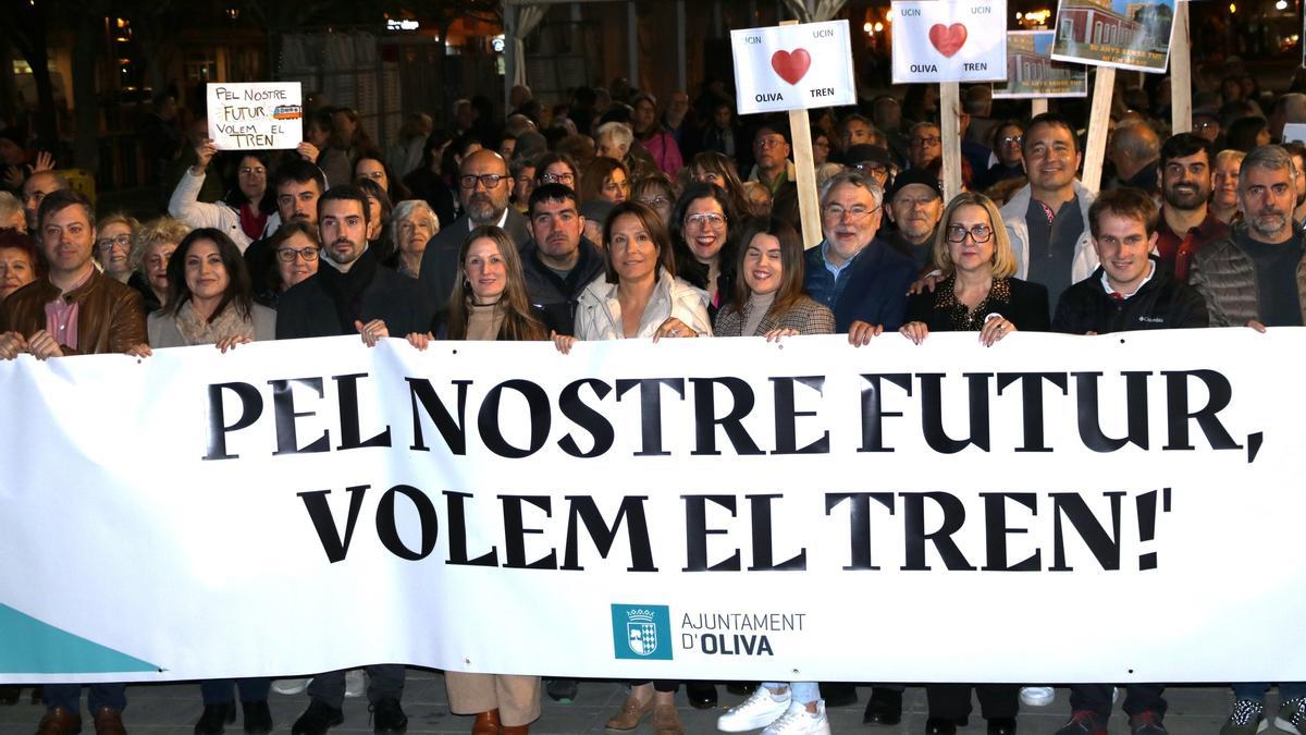 La pancarta de cabecera de la reciente manifestación en favor del tren celebrada en Oliva.