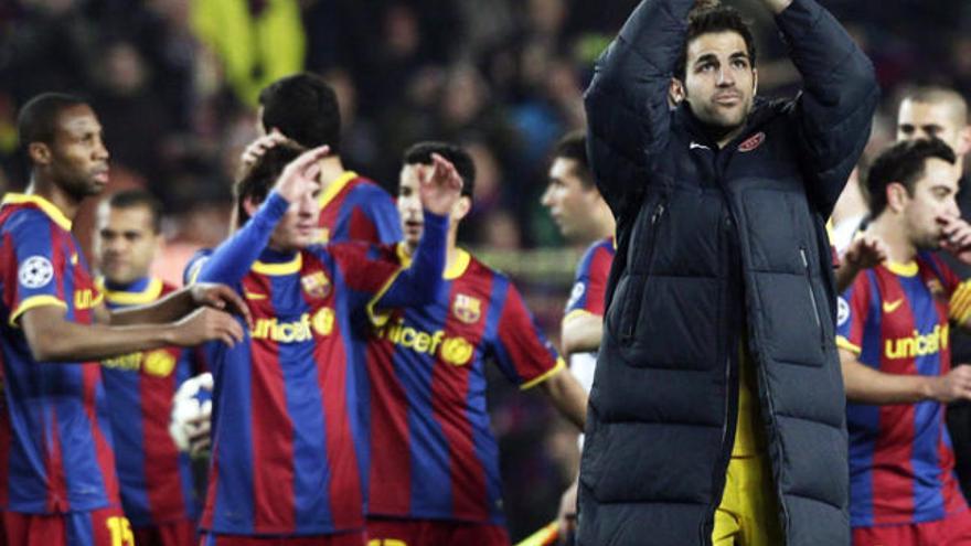 Cesc, abatut al final del partit, aplaudeix els seguidors de l&#039;Arsenal presents ahir al Camp Nou.