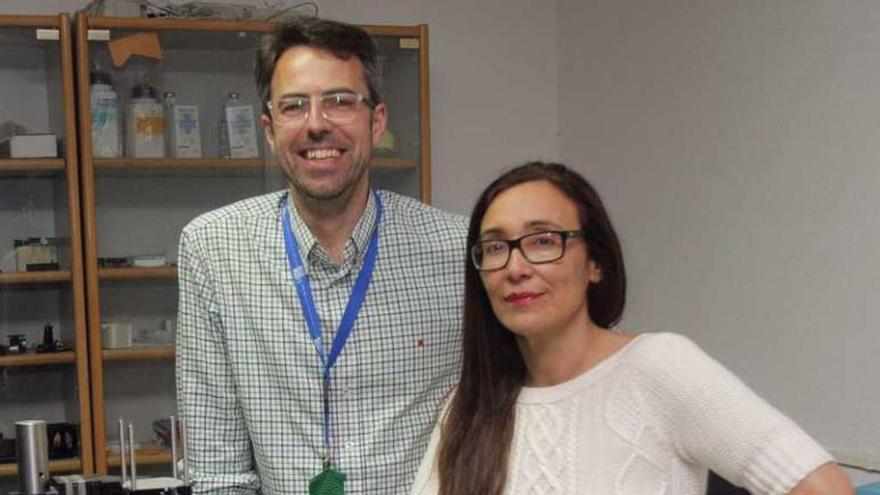 Eva Acosta y Justo Arines, en su laboratorio de la Facultad de Óptica de la Universidade de Santiago. // Xoán Álvarez