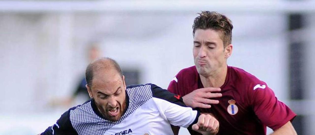 Ríchard y el visitante Luismi luchan por el balón.