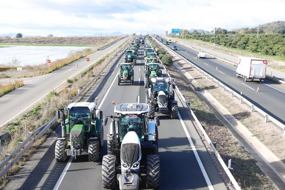 Tráfico interrumpido ayer en la A-7 a la altura de La Hoya de Lorca.
