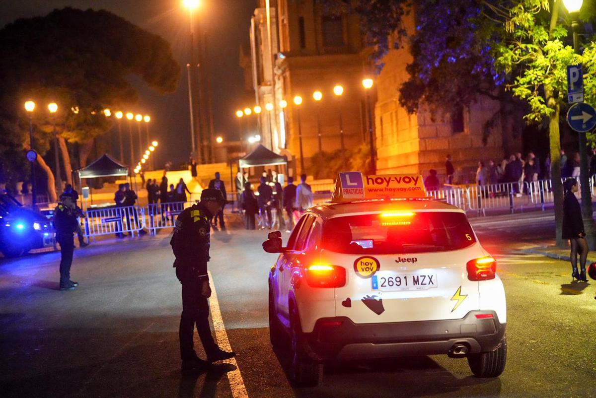 Los fans seleccionados de Rosalía esperan horas para el listening party en el MNAC, Barcelona